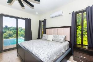 Ένα ή περισσότερα κρεβάτια σε δωμάτιο στο luxury 5 Bdrms-5 Bthms villa with private pool in west end +33 φωτογραφίες