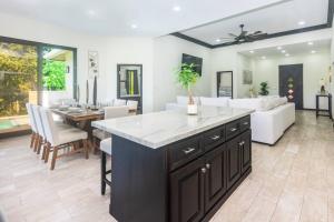 Ліжко або ліжка в номері luxury 5 Bdrms-5 Bthms villa with private pool in west end