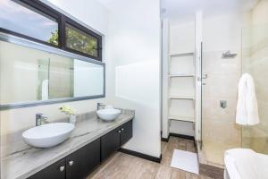 Ванна кімната в luxury 5 Bdrms-5 Bthms villa with private pool in west end