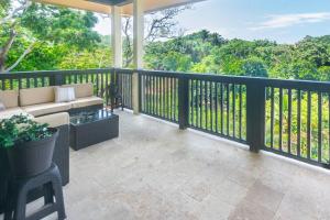 Балкон або тераса в luxury 5 Bdrms-5 Bthms villa with private pool in west end