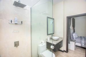 Ванна кімната в luxury 5 Bdrms-5 Bthms villa with private pool in west end