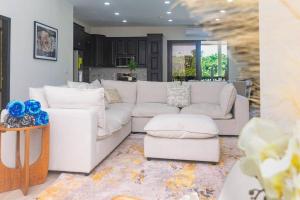 Зона вітальні в luxury 5 Bdrms-5 Bthms villa with private pool in west end