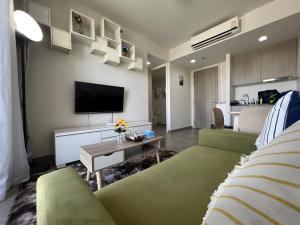 Μια τηλεόραση ή/και κέντρο ψυχαγωγίας στο Sea View Condo with Amazing View