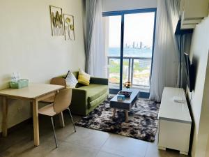 Χώρος καθιστικού στο Sea View Condo with Amazing View