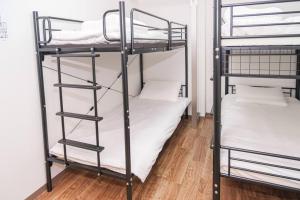 En eller flere senge i et værelse på ゲストハウスわん粉浜