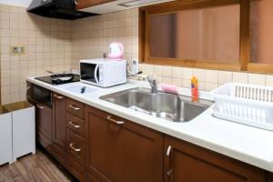 Køkken eller tekøkken på ゲストハウスわん粉浜 + 51 billeder