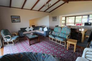 sala de estar con sofá, sillas y piano en Ridge road 18 Holiday House, en Margate