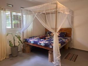 Una cama o camas en una habitación de The Drop In Madiha I Double Bedroom with private Bathroom