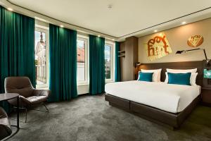 Postel nebo postele na pokoji v ubytování Motel One Warsaw-Chopin
