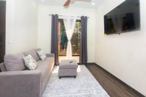 TV a/nebo společenská místnost v ubytování Island escape 1 Bdrm concierge service in west end 1