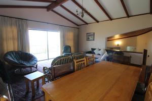 Una sala de estar con una mesa de madera y un sofá. en Ridge road 18 Holiday House, en Margate 35 fotos más