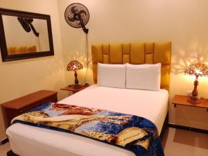 Voodi või voodid majutusasutuse Hotel 50 Suites toas