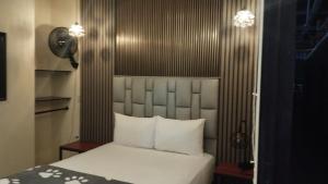 Voodi või voodid majutusasutuse Hotel 50 Suites toas