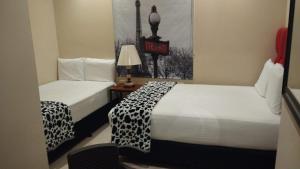 Voodi või voodid majutusasutuse Hotel 50 Suites toas