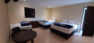 Postel nebo postele na pokoji v ubytování Hotel 50 Suites