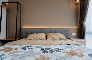 バトゥにあるVilla Almahyra Batuのベッドルーム1室(ベッド1台、ヘッドボード付) +11枚の写真