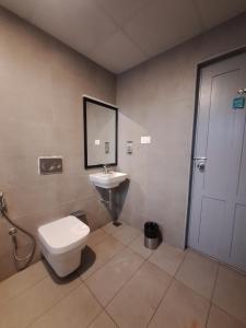 Ένα μπάνιο στο Hotel B R REGENCY +37 φωτογραφίες