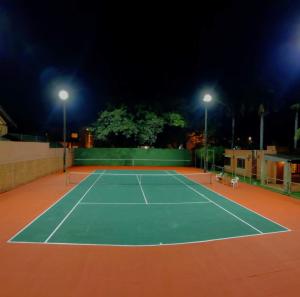 Теннис и/или сквош на территории BauHouse Comfort Suites Asuncion или поблизости