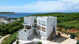 una vista aerea di una casa bianca di Moon月行館海景民宿 a Penghu