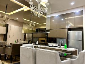 une grande cuisine avec des chaises et une salle à manger dans l'établissement Dorsett Bukit Bintang with Bathtub by Prestige, à Kuala Lumpur