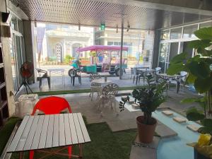ゲストハウスUYokinawaにあるレストランまたは飲食店