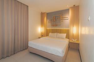 Ένα ή περισσότερα κρεβάτια σε δωμάτιο στο Best Hotel Kedungsari