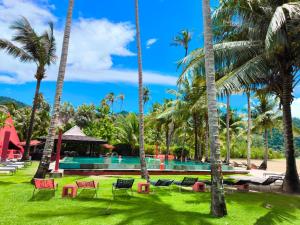 un complexe avec une piscine et des palmiers dans l'établissement Blue Haven Bay Villa 21D and Resort Apartments, à Ko Chang 171 autres photos