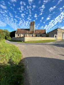 an old building on the side of a road at Maison à la campagne in Bons-Tassily
