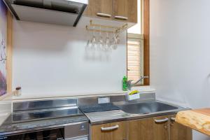 Dapur atau dapur kecil di 梟の宿 岛之内3号馆1楼2楼 步行300m至道顿堀! 徒步5分钟日本桥站! 心斋桥8分钟 黑门市场15分种徒步圈内 !中央区240平方5间房可住20人