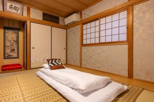 Katil atau katil-katil dalam bilik di 梟の宿 岛之内3号馆1楼2楼 步行300m至道顿堀! 徒步5分钟日本桥站! 心斋桥8分钟 黑门市场15分种徒步圈内 !中央区240平方5间房可住20人
