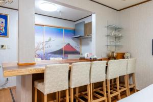 Dapur atau dapur kecil di 梟の宿 岛之内3号馆1楼2楼 步行300m至道顿堀! 徒步5分钟日本桥站! 心斋桥8分钟 黑门市场15分种徒步圈内 !中央区240平方5间房可住20人