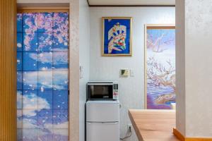 Televisyen dan/atau pusat hiburan di 梟の宿 岛之内3号馆1楼2楼 步行300m至道顿堀! 徒步5分钟日本桥站! 心斋桥8分钟 黑门市场15分种徒步圈内 !中央区240平方5间房可住20人