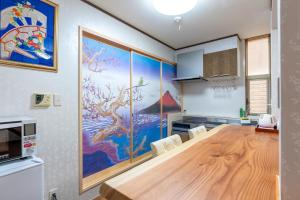 Dapur atau dapur kecil di 梟の宿 岛之内3号馆1楼2楼 步行300m至道顿堀! 徒步5分钟日本桥站! 心斋桥8分钟 黑门市场15分种徒步圈内 !中央区240平方5间房可住20人