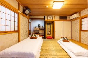 Katil atau katil-katil dalam bilik di 梟の宿 岛之内3号馆1楼2楼 步行300m至道顿堀! 徒步5分钟日本桥站! 心斋桥8分钟 黑门市场15分种徒步圈内 !中央区240平方5间房可住20人