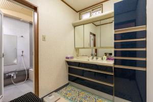 Bilik mandi di 梟の宿 岛之内3号馆1楼2楼 步行300m至道顿堀! 徒步5分钟日本桥站! 心斋桥8分钟 黑门市场15分种徒步圈内 !中央区240平方5间房可住20人