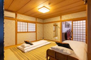 Katil atau katil-katil dalam bilik di 梟の宿 岛之内3号馆1楼2楼 步行300m至道顿堀! 徒步5分钟日本桥站! 心斋桥8分钟 黑门市场15分种徒步圈内 !中央区240平方5间房可住20人