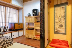 Televisyen dan/atau pusat hiburan di 梟の宿 岛之内3号馆1楼2楼 步行300m至道顿堀! 徒步5分钟日本桥站! 心斋桥8分钟 黑门市场15分种徒步圈内 !中央区240平方5间房可住20人