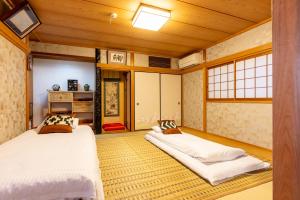 Katil atau katil-katil dalam bilik di 梟の宿 岛之内3号馆1楼2楼 步行300m至道顿堀! 徒步5分钟日本桥站! 心斋桥8分钟 黑门市场15分种徒步圈内 !中央区240平方5间房可住20人