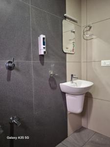 um banheiro com vaso sanitário e pia em NIDRA HOMESTAY em Anachal