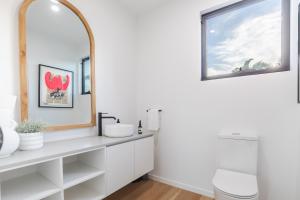 Vannituba majutusasutuses The Dūne - 4 BR with Private Pool - 100m to Beach