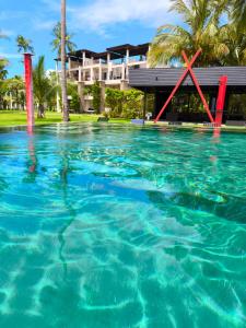 une piscine avec de l'eau bleue devant un immeuble dans l'établissement Blue Haven Bay Villa 21D and Resort Apartments, à Ko Chang