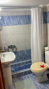 une salle de bains avec toilettes, lavabo et douche dans l'établissement M.O.M.’s, à Alexandroúpolis 74 autres photos