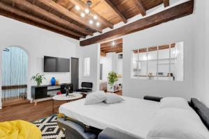A television and/or entertainment centre at Milan Stay - Alzaia Naviglio Grande