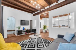 A television and/or entertainment centre at Milan Stay - Alzaia Naviglio Grande