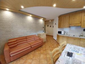 a living room with a couch and a kitchen at Residence Casa Federica in Valfurva