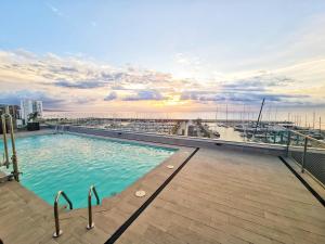 una piscina en la azotea de un edificio en Seaside Badalona Apartment, en Badalona
