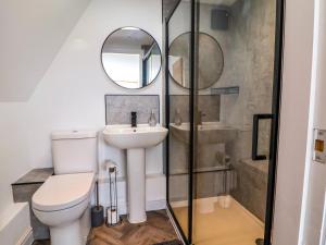 Et badeværelse på The Railway Cottage + 31 billeder