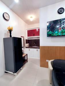 Küche/Küchenzeile in der Unterkunft SNOW Studio Apartment - Near Clark International Airport