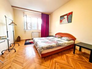 Postel nebo postele na pokoji v ubytování Square Apartments