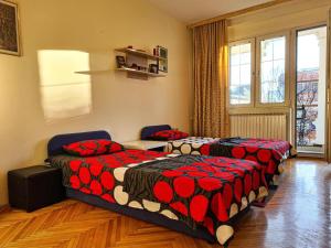Postel nebo postele na pokoji v ubytování Square Apartments